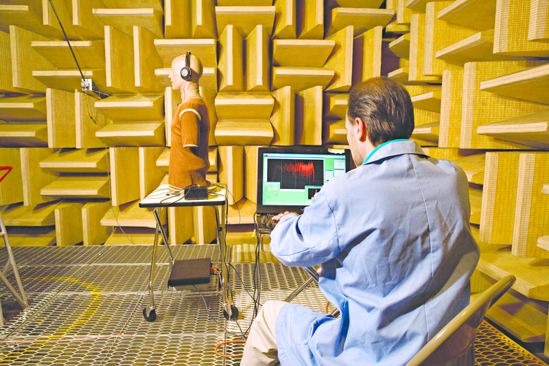 Probando el sonido de unos cascos en una cámara. Wimedia Commons